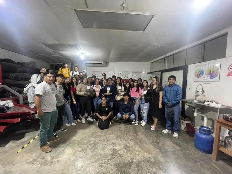 El equipo de Mishquí Huayo reunido en la planta
